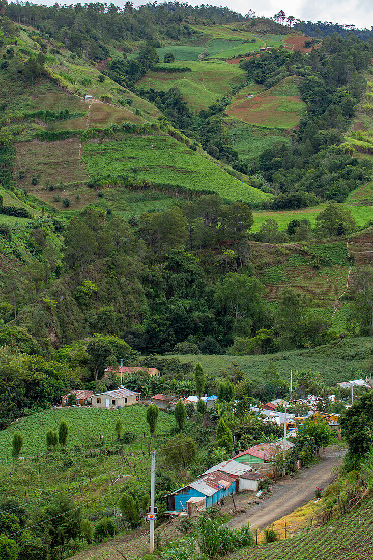 Ein kleines Dorf im landwirtschaftlichen Anbaugebiet in den Hügeln um Constanza in der Dominikanischen Republik. Das meiste Gemüse des Landes wird hier angebaut.