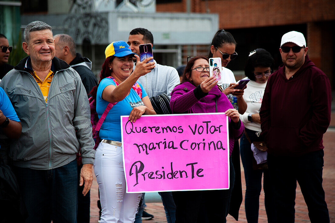 Venezolanische Bürger in Bogota, Kolumbien, protestieren für die Präsidentschaftskandidatur der venezolanischen Oppositionsführerin Maria Corina Machado bei den Präsidentschaftswahlen, nachdem sie disqualifiziert wurde, am 4. Februar 2024