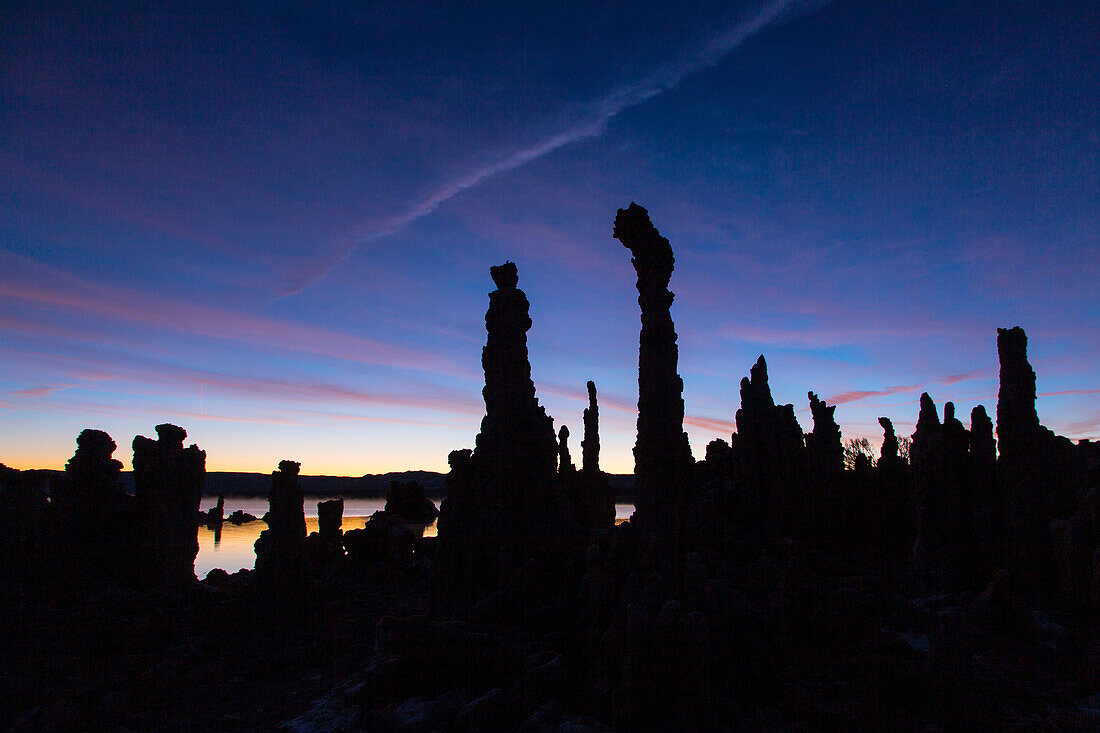 Farbenfrohe Silhouetten von Tuffsteinformationen bei Sonnenaufgang im Mono Lake in Kalifornien