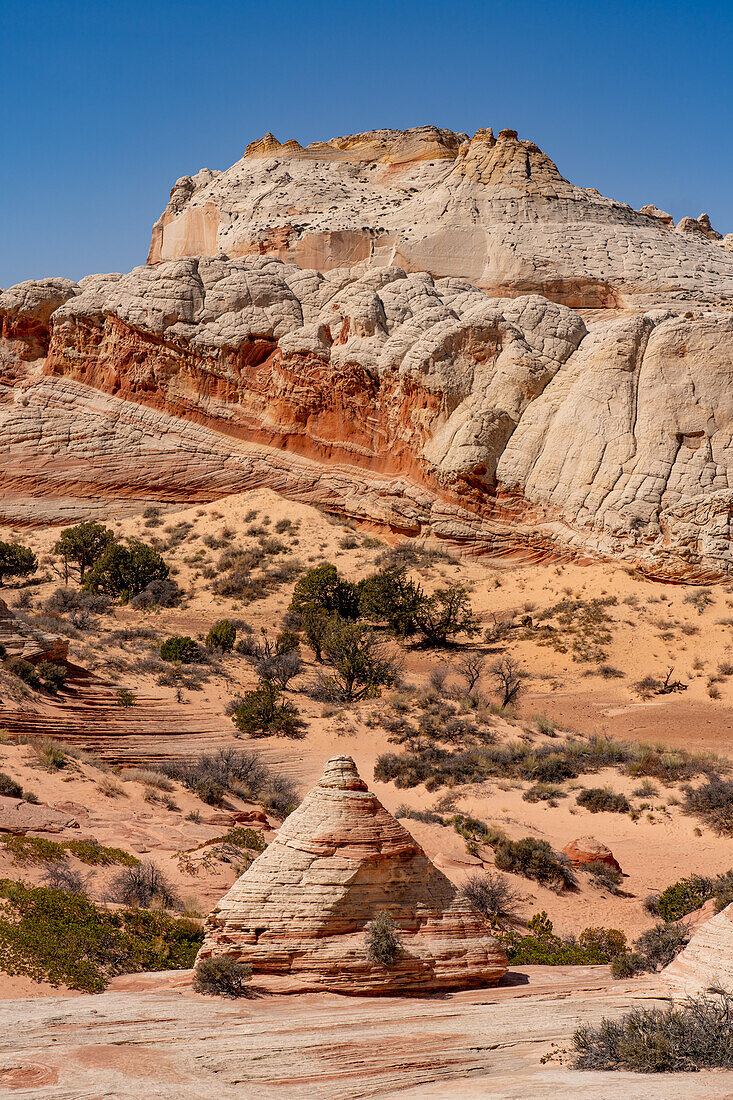 Eine tipi-förmige Sandsteinfelsformation in der White Pocket Recreation Area, Vermilion Cliffs National Monument, Arizona