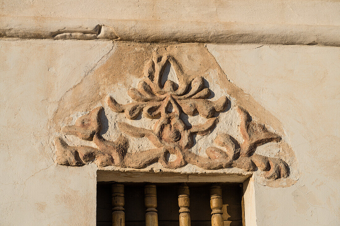 Geschnitztes dekoratives Detail über einem Fenster in der Mission San Xavier del Bac in Tucson, Arizona