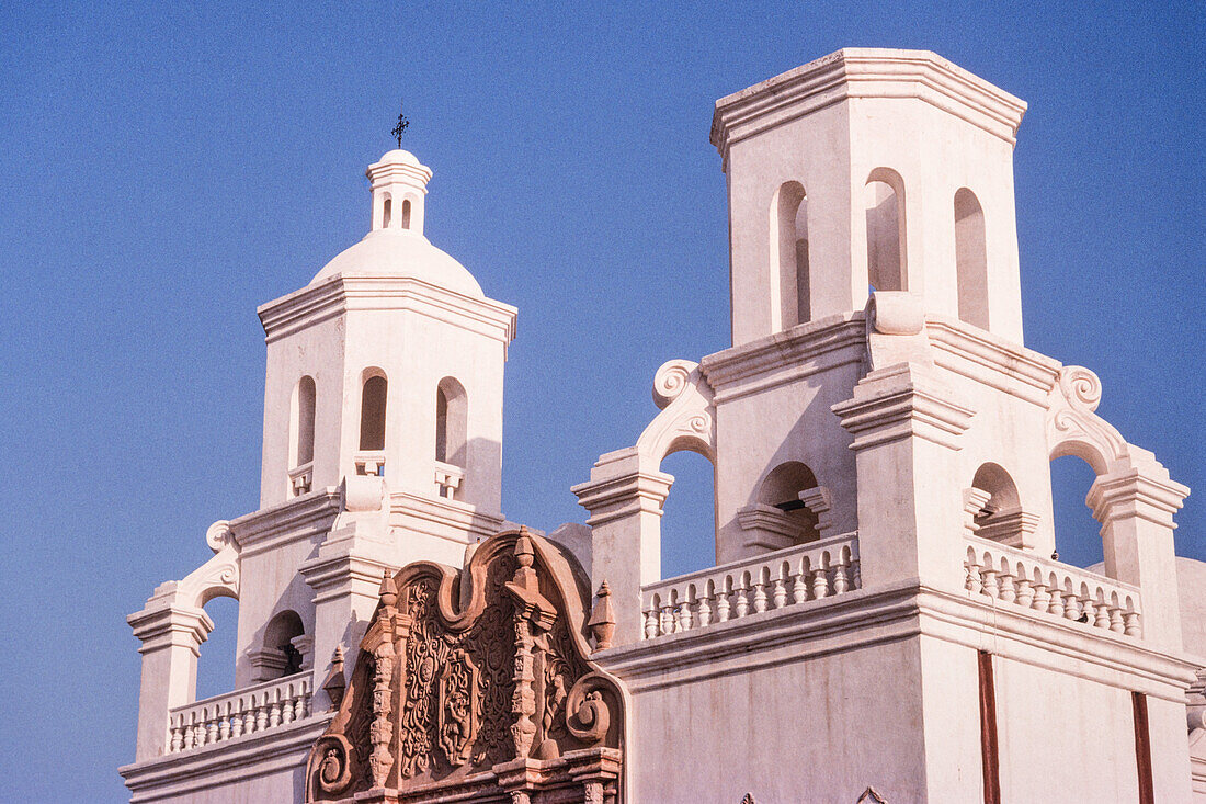 Die Glockentürme der Mission San Xavier del Bac, Tucson Arizona. Der östliche Glockenturm wurde nie fertiggestellt.