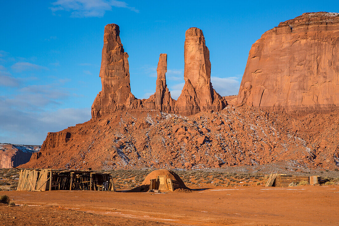 Eine traditionelle Navajo-Hütte vor den Three Sisters im Monument Valley Navajo Tribal Park in Arizona