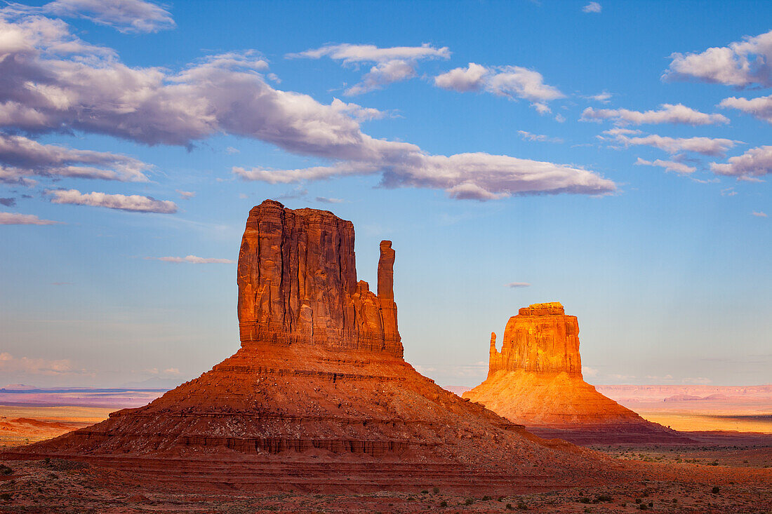 Die Mittens, charakteristische Sandsteinfelsen im Monument Valley Navajo Tribal Park in Arizona