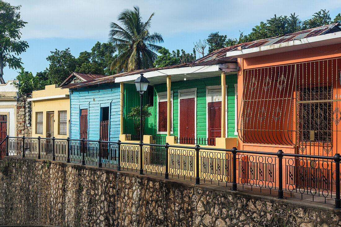 Bunt bemalte alte Häuser in der Calle Hostos in der Kolonialstadt Santo Domingo in der Dominikanischen Republik. Eine Stätte des UNESCO-Weltkulturerbes. Diese Straße diente als Drehort für Der Pate II"""