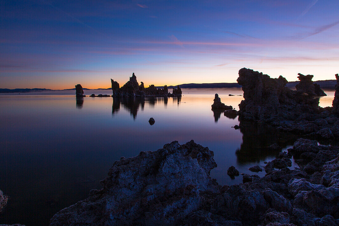Farbenfrohe Silhouetten von Tuffsteinformationen bei Sonnenaufgang im Mono Lake in Kalifornien