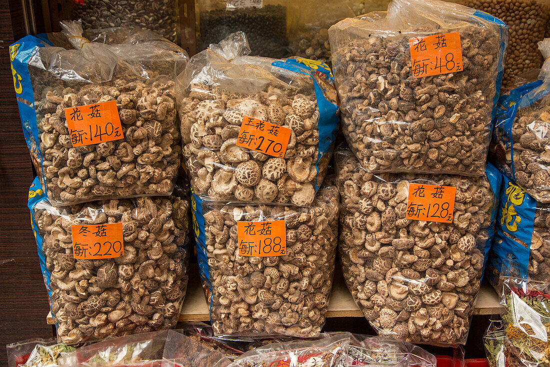 Tüten mit Pilzen zum Verkauf auf einem Straßenmarkt in Hongkong, China