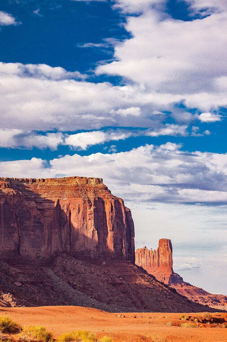 Castle Butte mit der Sentinal Mesa davor im Monument Valley Navajo Tribal Park in Arizona. Die Stagecoach befindet sich hinter Castle Butte und ist eine separate Formation
