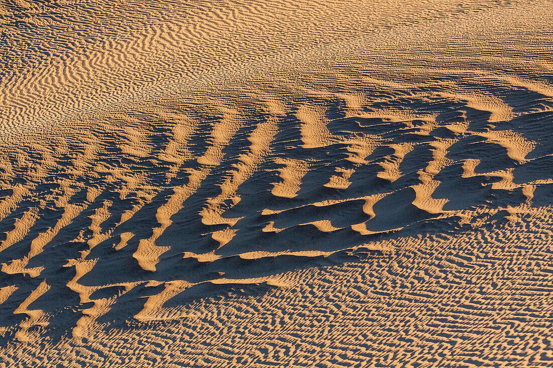 Wellenmuster in den Sanddünen von Mesquite Flat in der Nähe von Stovepipe Wells in der Mojave-Wüste im Death Valley National Park, Kalifornien