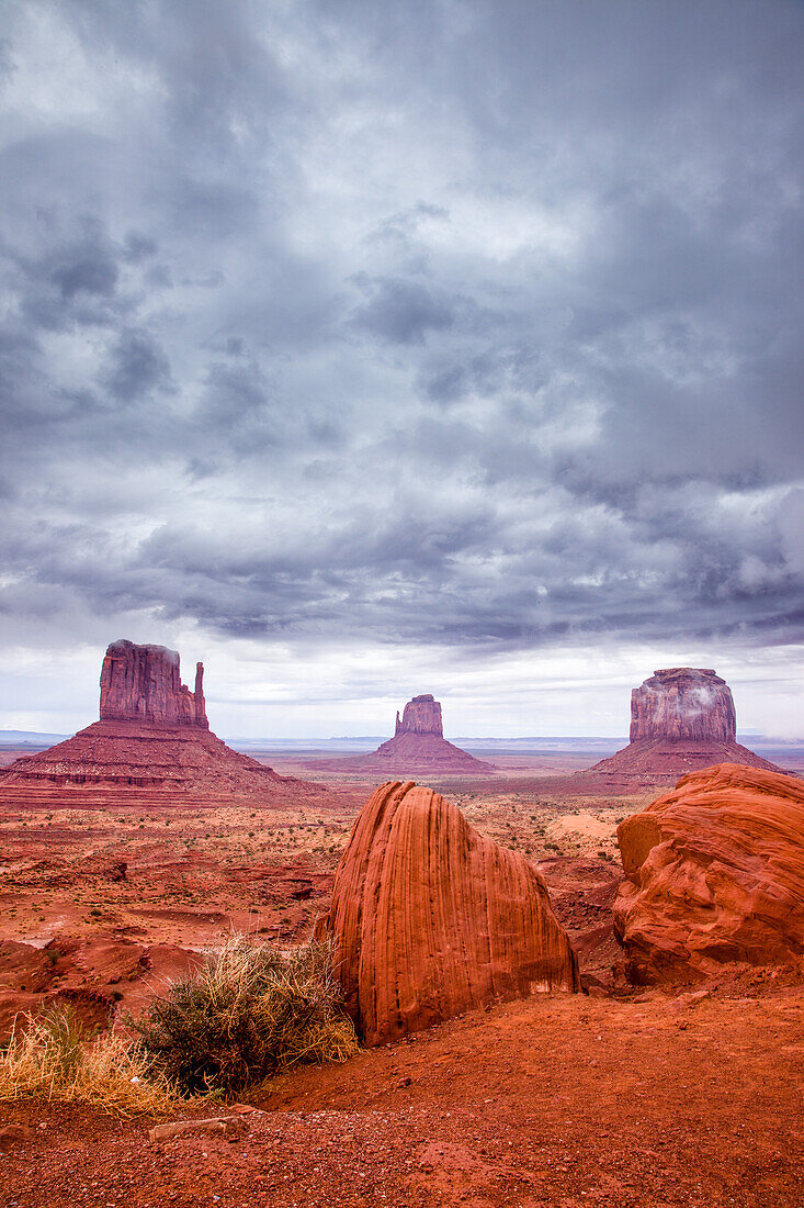 Stürmischer Himmel über den Mittens und Merrick Butte im Monument Valley Navajo Tribal Park in Arizona