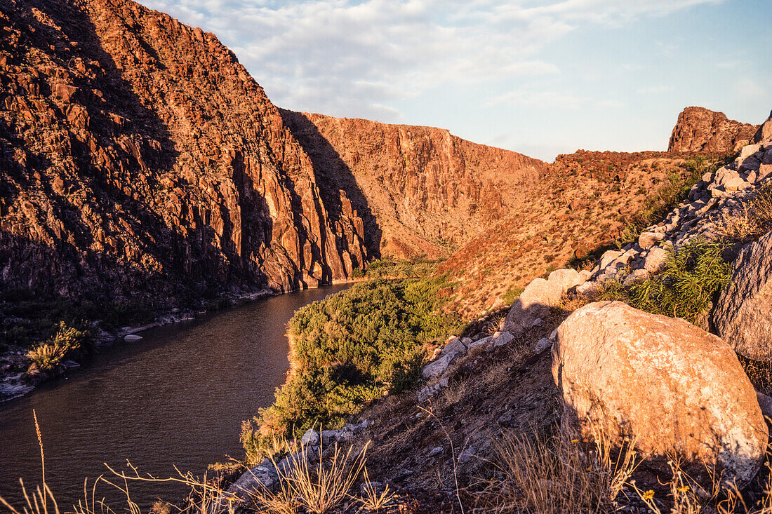 Blick von der texanischen FM Road 170 auf den Rio Grande River, der durch den Colorado Canyon in der Nähe des Big Bend NP fließt. Mexiko liegt auf der anderen Seite des Flusses
