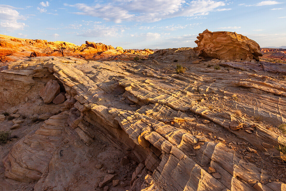 Erodierte Azteken-Sandsteinformationen im Valley of Fire State Park in Nevada. Die dünnen parallelen Rippen werden als Verdichtungsbänder bezeichnet