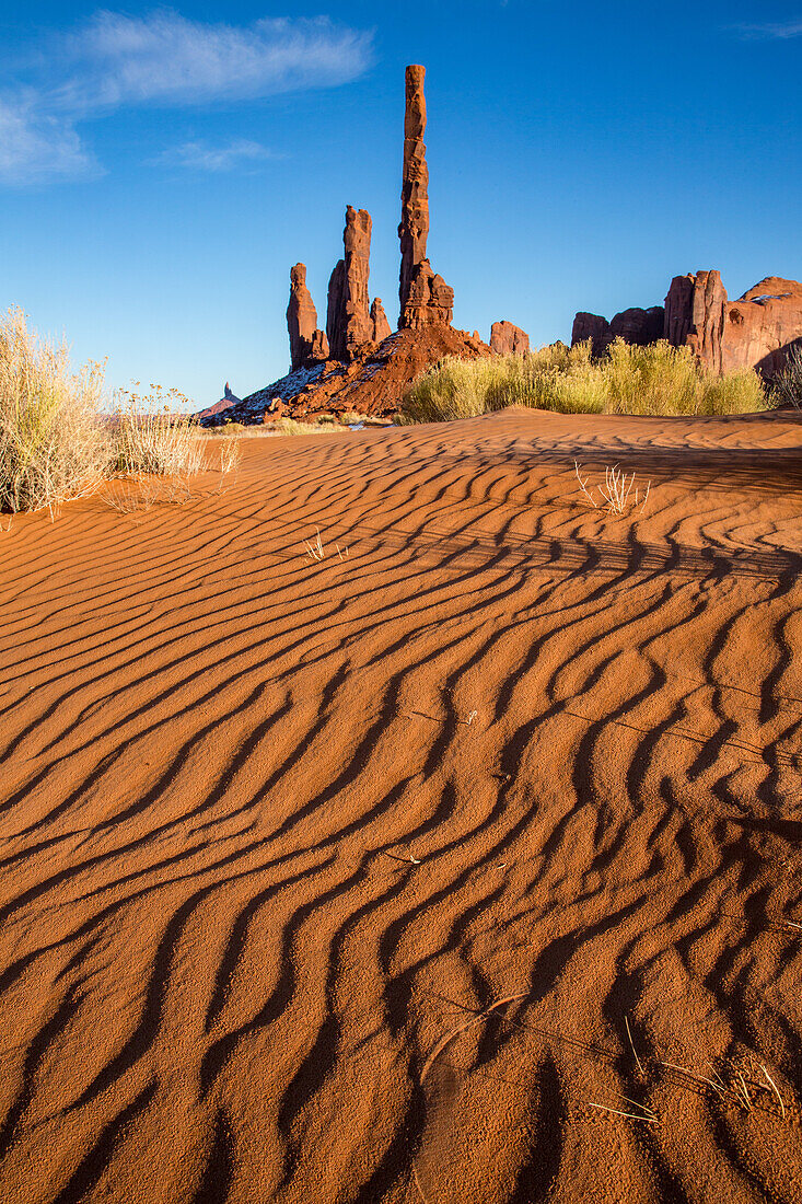 Der Totempfahl und Yei Bi Chei mit gewelltem Sand im Monument Valley Navajo Tribal Park in Arizona