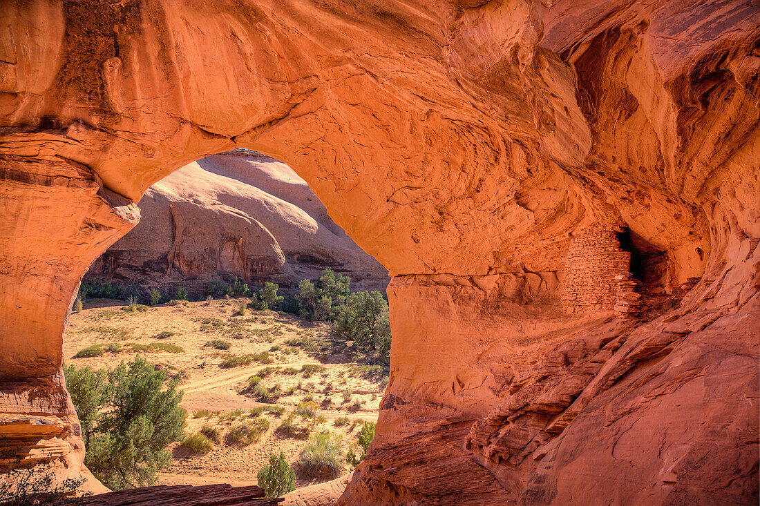 Eine alte Pueblo-Ruine im Honeymoon Arch im Mystery Valley im Monument Valley Navajo Tribal Park in Arizona