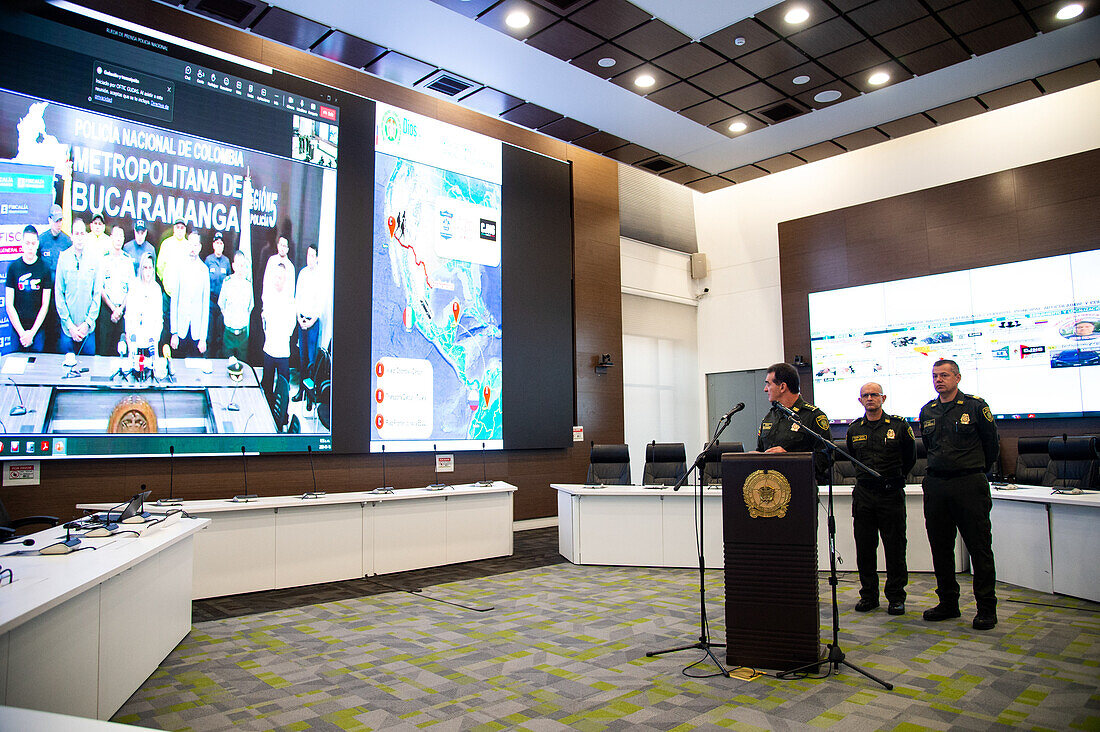 Kolumbiens Polizeigeneraldirektor William Rene Salamanca spricht während einer Pressekonferenz in Bogota, Kolumbien, am 16. Januar 2024, auf der er die Festnahme von Nelson Enrique Reatiga Bautista, auch bekannt als "Poporro", der wegen Drogenhandels in Cancun, Mexiko, festgenommen wurde, und seine Abschiebung nach Kolumbien bekannt gibt