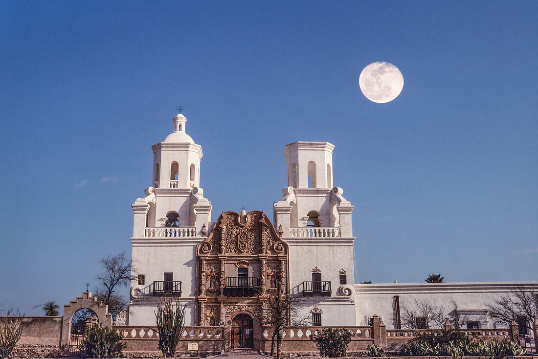 Mission San Xavier del Bac, Tucson Arizona mit Mond. Erbaut im Barockstil mit maurischer und byzantinischer Architektur
