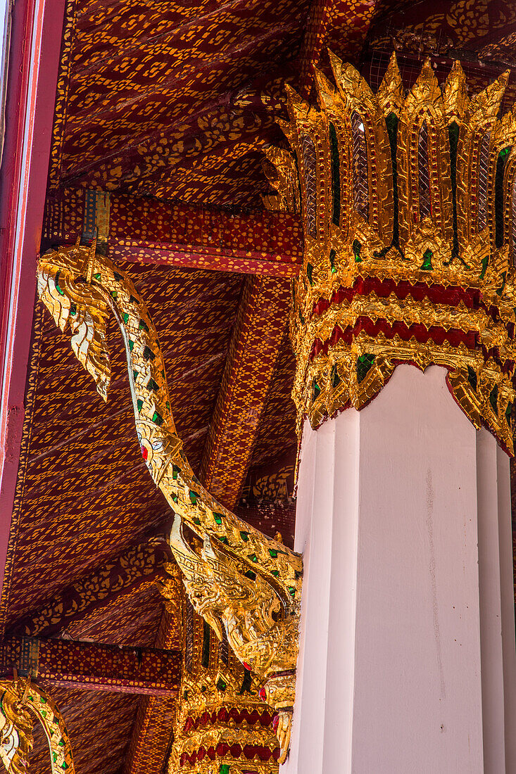 Verziertes Detail des Ho Phra Monthien Tham um den Tempel des Smaragdbuddhas im Grand Palace Komplex in Bangkok, Thailand
