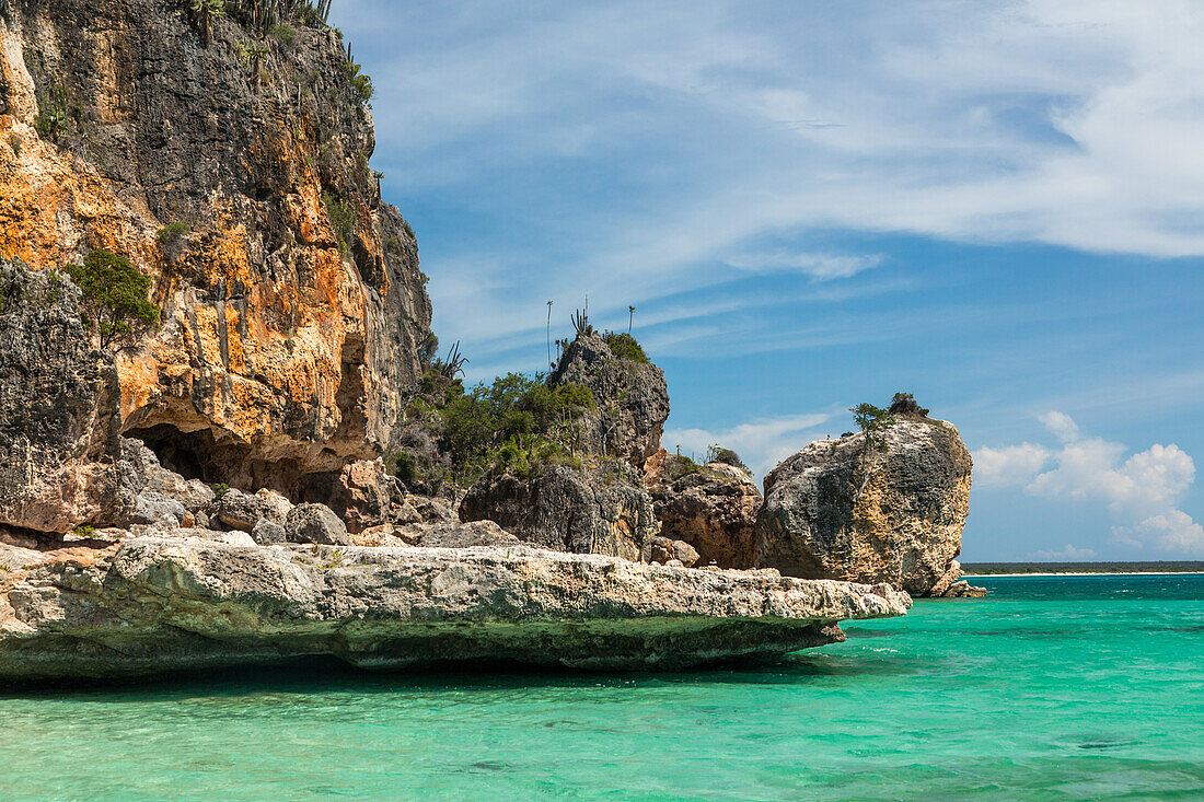 Kristallklares Wasser im Karibischen Meer in der Bucht der Adler, Jaragua National Park, Dominikanische Republik. Wüstenähnliches Klima mit Kaktus- und Dornengestrüppvegetation