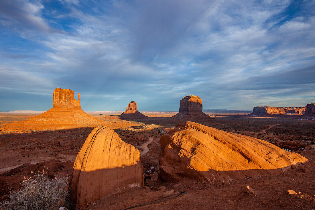 Die Felsbrocken vor der Mittens und Merrick Butte im Monument Valley Navajo Tribal Park in Arizona