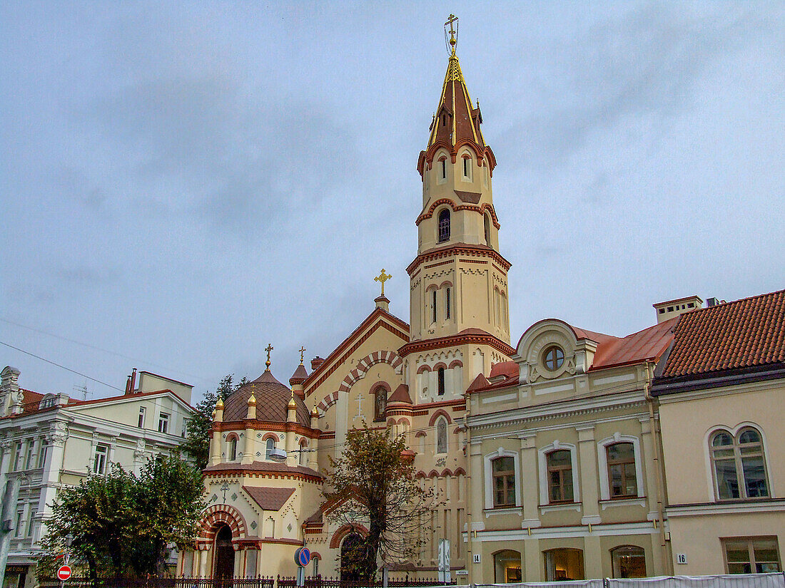 Der Glockenturm der St.-Nikolaus-Kirche in der Altstadt von Vilnius, Litauen. Sie ist die älteste Kirche in Litauen. Ein UNESCO-Weltkulturerbe