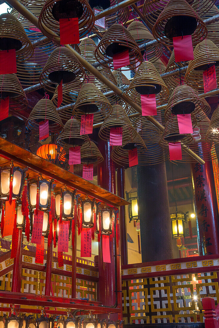 Brennende Weihrauchspiralen senden Gebete zum Himmel im Man Mo Tempel, einem buddhistischen Tempel in Hongkong, China