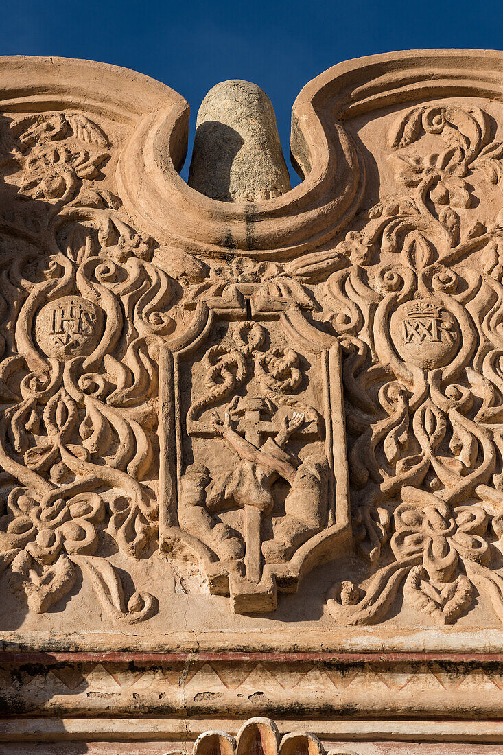 Geschnitztes Emblem des Franziskanerordens an der Fassade der Mission San Xavier del Bac in Tucson, Arizona