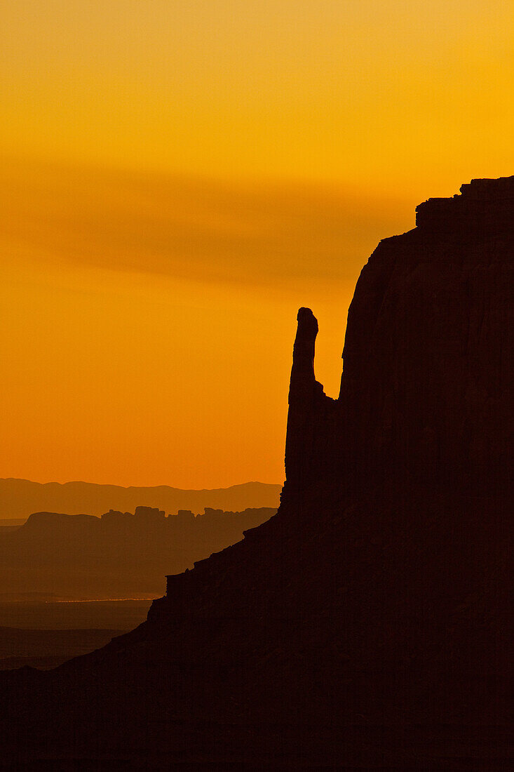 Farbenfroher Sonnenaufgangshimmel hinter dem East Mitten Butte im Monument Valley Navajo Tribal Park in Arizona