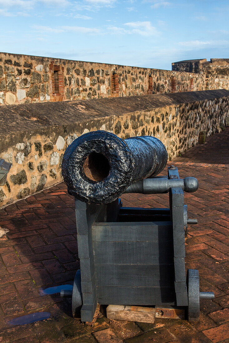 Eine koloniale spanische Kanone auf einer hölzernen Lafette in Fortaleza San Felipe, heute ein Museum in Puerto Plata, Dominikanische Republik