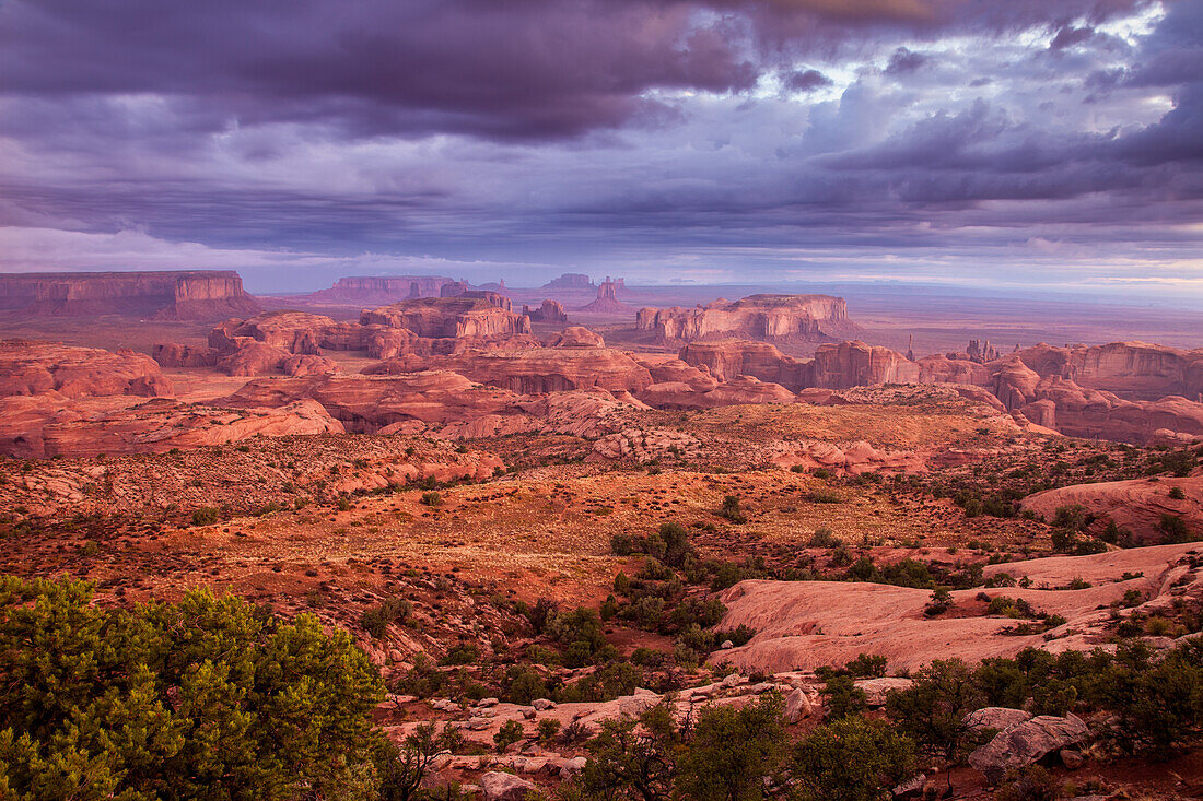 Stürmische Wolken bei Sonnenaufgang im Monument Valley Navajo Tribal Park in Arizona. Blick von Hunt's Mesa