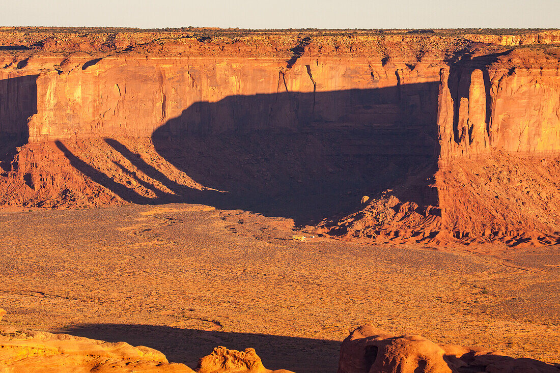 Die Three Sisters und Mitchell Mesa im Monument Valley, von Hunt's Mesa im Monument Valley Navajo Tribal Park in Arizona