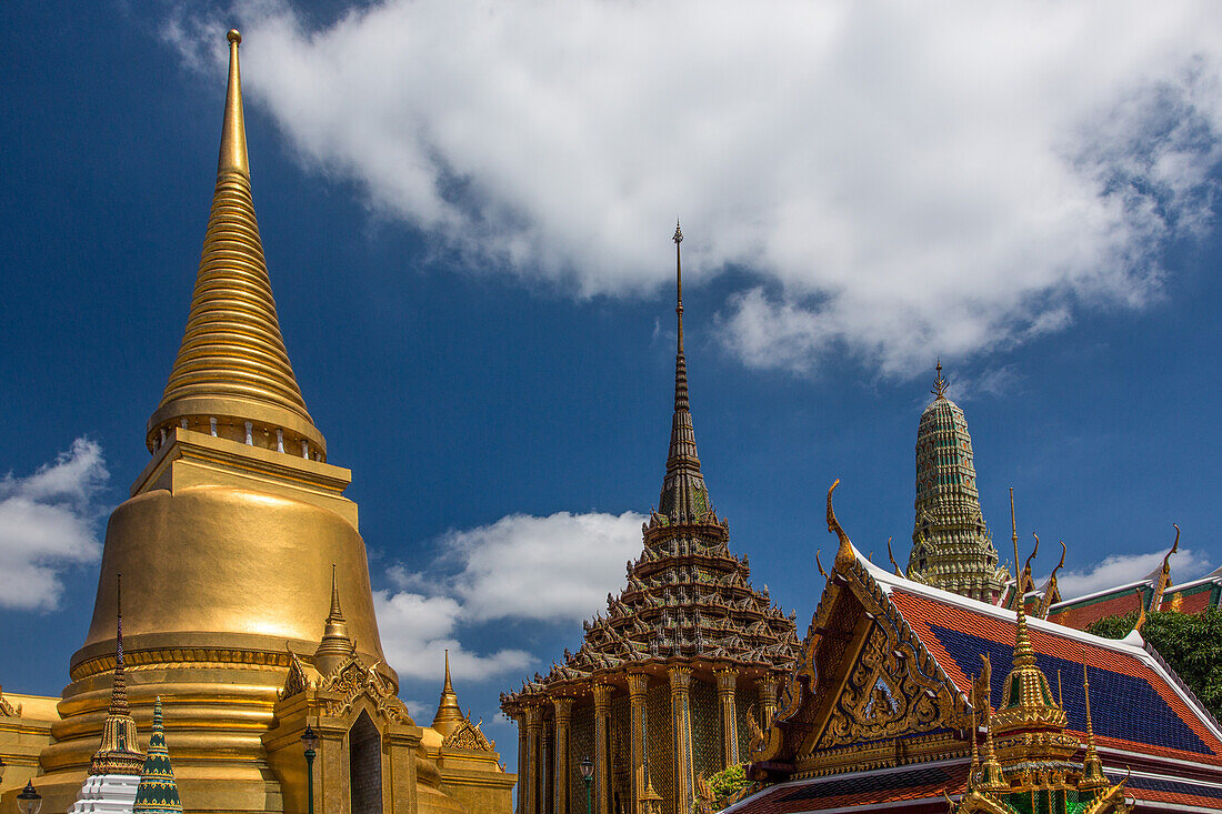 Der Phra Sri Ratana Chedi & Phra Mondop beim Tempel des Smaragdbuddhas im Grand Palace Komplex in Bangkok, Thailand
