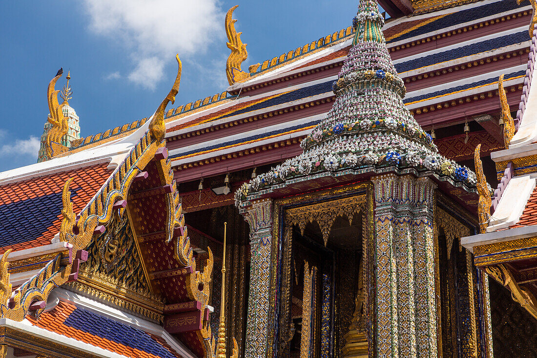 Kunstvoll verzierte Gebäude rund um den Tempel des Smaragdbuddhas im Grand Palace Komplex in Bangkok, Thailand
