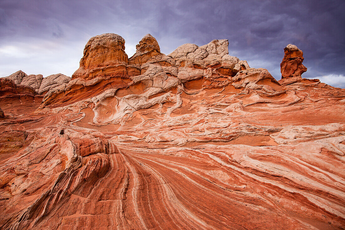 Stürmische Wolken über bunten erodierten Sandsteinformationen. White Pocket Recreation Area, Vermilion Cliffs National Monument, Arizona