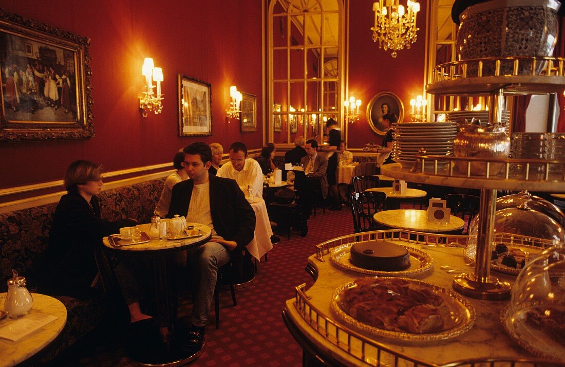 Blick in Wiener Kaffeehaus (Café des Hotel Sacher, Wien)