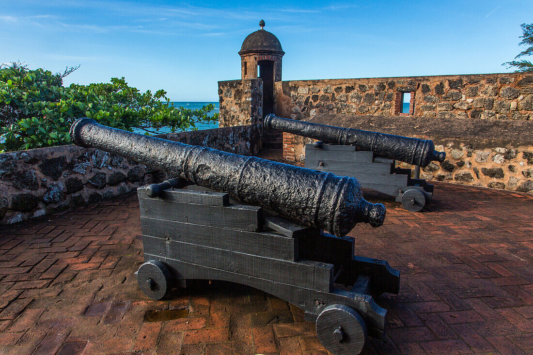Spanische Kanonen aus der Kolonialzeit an einem Guerite oder Wachhäuschen in Fortaleza San Felipe, heute ein Museum in Puerto Plata, Dominikanische Republik