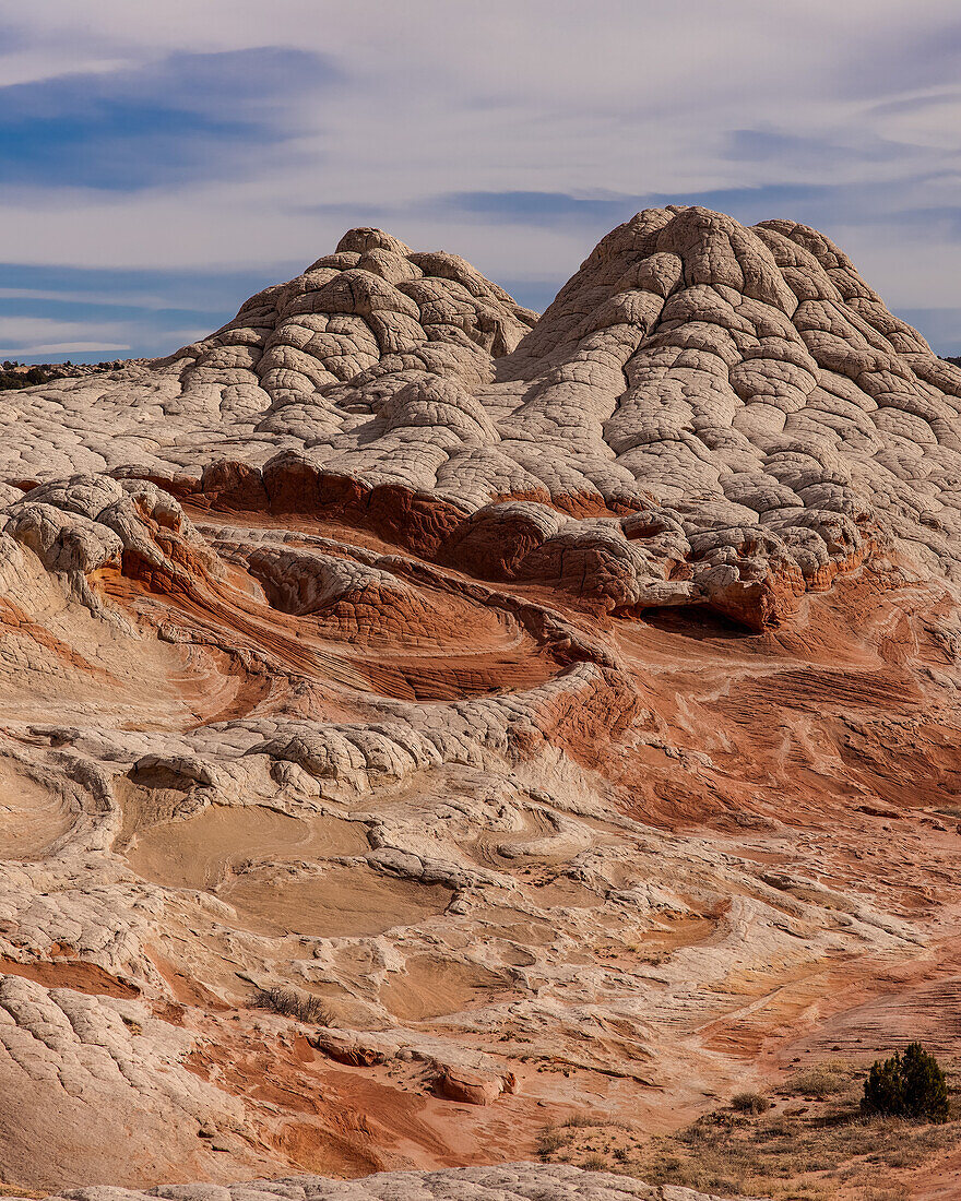 Der rote Strudel und der weiße Kissenfelsen in der White Pocket Recreation Area, Vermilion Cliffs National Monument, Arizona