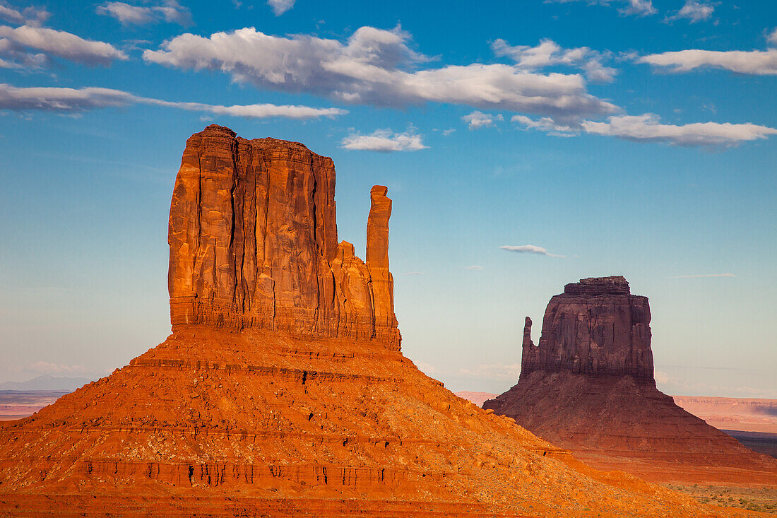 Die Mittens, charakteristische Sandsteinfelsen im Monument Valley Navajo Tribal Park in Arizona