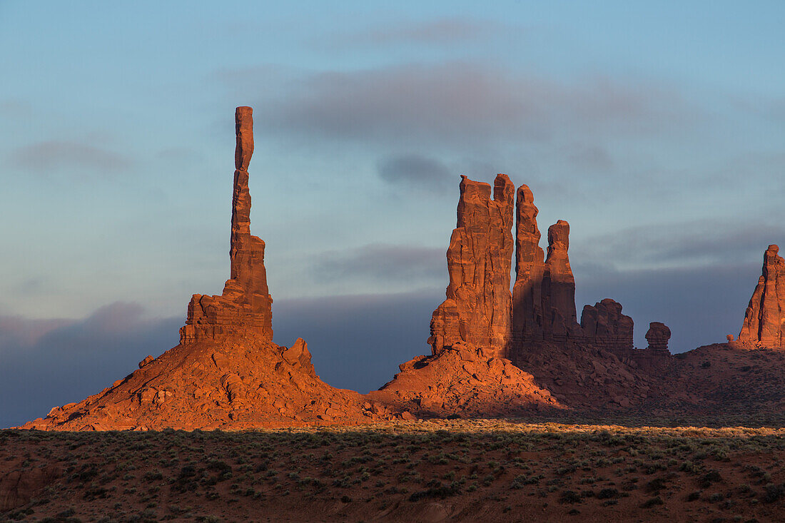 Der Totempfahl und der Yei Bi Chei bei Sonnenuntergang im Monument Valley Navajo Tribal Park in Arizona