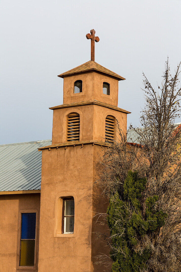 Der Glockenturm der alten katholischen Pfarrkirche im Missionsstil in San Antonio, einer kleinen Stadt im ländlichen New Mexico