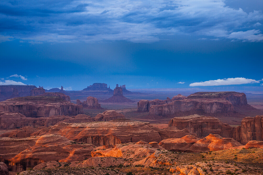 Stürmische Wolken bei Sonnenaufgang im Monument Valley Navajo Tribal Park in Arizona. Blick von Hunt's Mesa