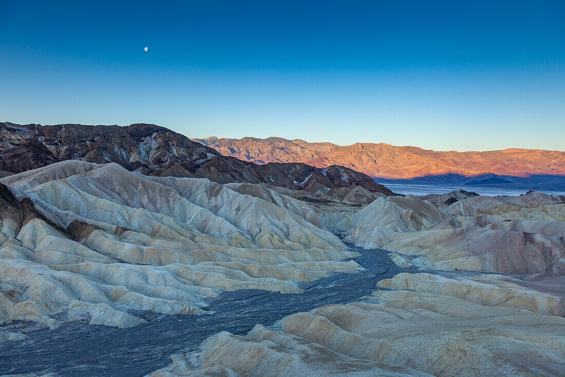 Monduntergang über den Panamint Mountains und dem Zabriskie Point im Death Valley National Park in Kalifornien