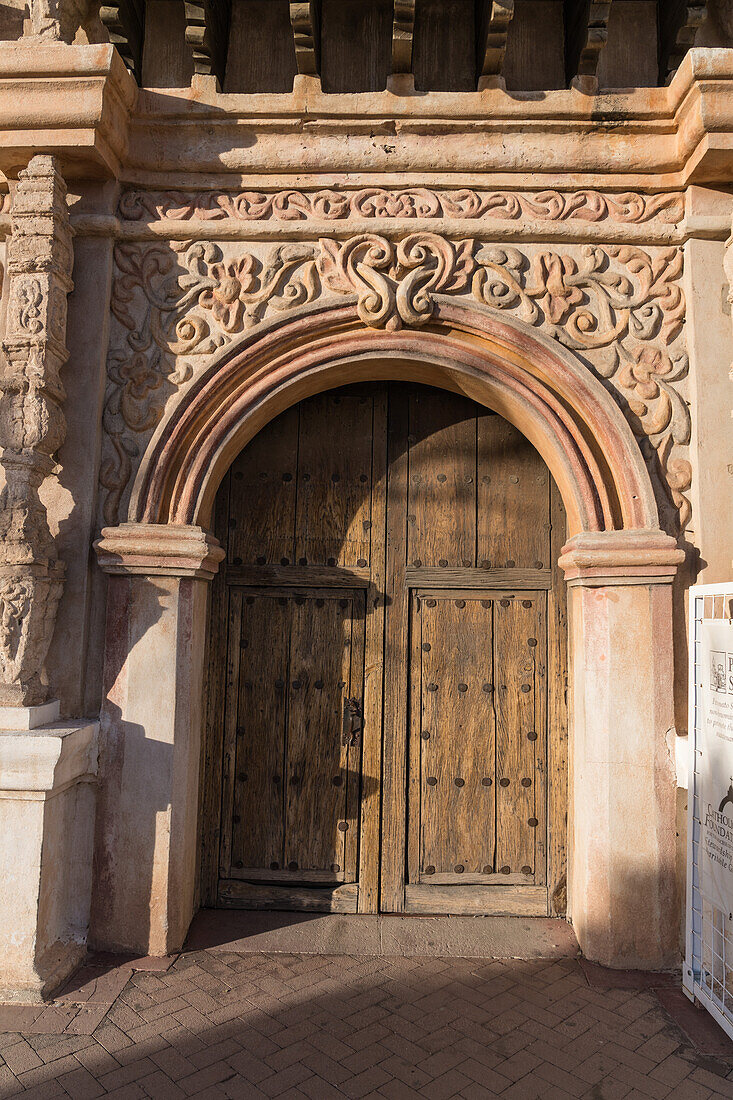Das gewölbte Eingangstor der Mission San Xavier del Bac in Tucson, Arizona