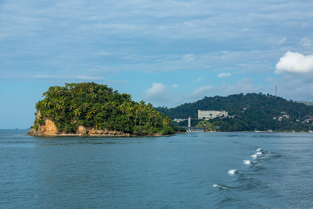 Cayo Vigia ist mit der Stadt Samana durch eine Fußgängerbrücke namens Brug Samana van Leona verbunden. Dominikanische Republik