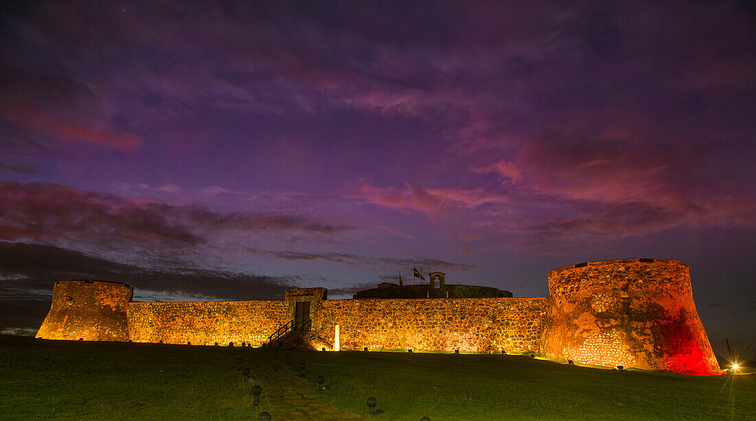 Farbige Beleuchtung der Fortaleza San Felipe, heute ein Museum im La Puntilla Park in Puerto Plata, Dominikanische Republik