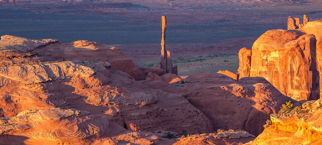 Teleaufnahme des Totempfahls im Monument Valley von Hunt's Mesa im Monument Valley Navajo Tribal Park in Arizona