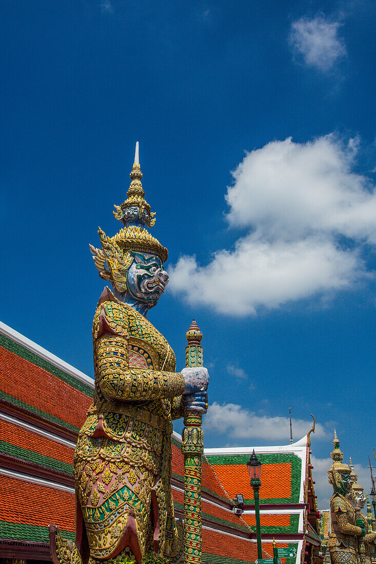 Eine Yaksha-Wächterstatue im Tempel des Smaragdbuddhas auf dem Gelände des Grand Palace in Bangkok, Thailand. Ein Yaksha oder Yak ist in der thailändischen Überlieferung ein riesiger Schutzgeist.