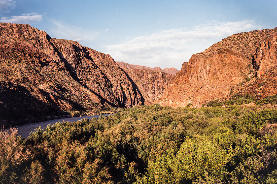 Blick von der texanischen FM Road 170 auf den Rio Grande River, der durch den Colorado Canyon in der Nähe des Big Bend NP fließt. Mexiko liegt auf der anderen Seite des Flusses