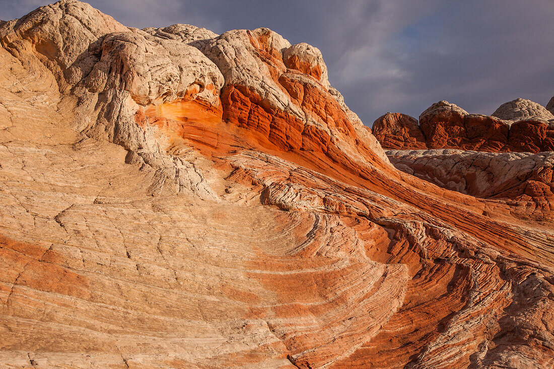 Der rote Strudel und der weiße Kissenfelsen in der White Pocket Recreation Area, Vermilion Cliffs National Monument, Arizona