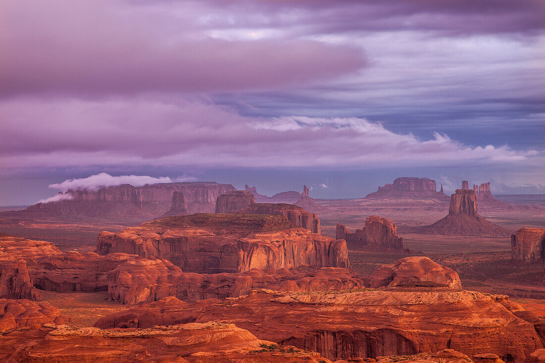 Stürmische Wolken bei Sonnenaufgang im Monument Valley Navajo Tribal Park in Arizona. Blick von Hunt's Mesa