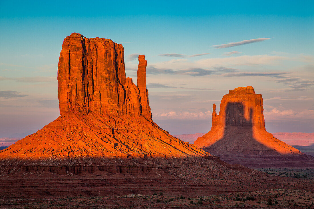 Schatten des West Mitten projiziert auf den East Mitten bei Sonnenuntergang im Monument Valley Navajo Tribal Park in Arizona. Dieses Phänomen tritt zweimal im Jahr auf.